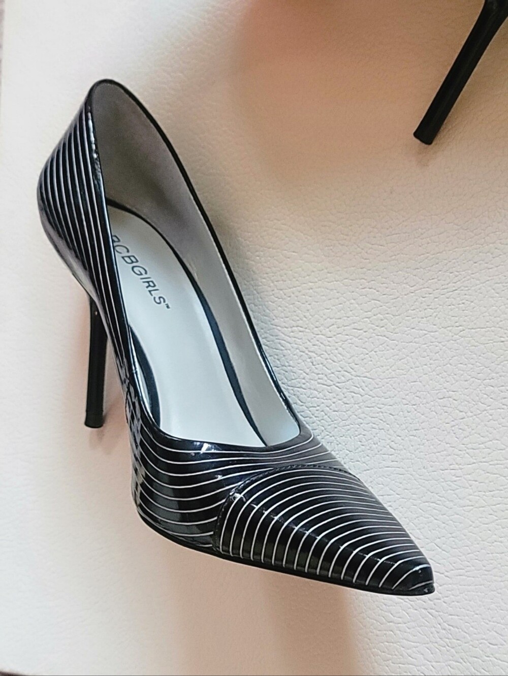 BCBGirls Y2K Black & Silver Striped Patent Pointed Toe 3.5" Heels Sz 8 - Picture 9 of 10